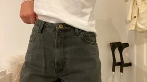 Mom jeans storlek 28/34 - Säljer dessa super snygga mom jeans. Dom är i storlek 28/34. Dom är förstora för mig därför säljer jag dom. Dessa är i en urtvättat svart färg ( kolla bilden) . Säljer dessa för 150kr + frakt , ordinarie pris är 274kr. Super fint skick!! Hör av er om ni är intresserade . Bara att kontakta vid frågor 😊