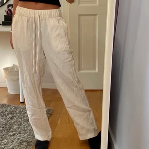 Linnebyxor💗 - Ett par jättefina linnebyxor som tyvärr är för små på mig💗 jag är 170 och de är korta. Passar nog väldigt bra på nån 155-165! Hör av er om ni har några frågor😊💗 ( köp direkt för 300)