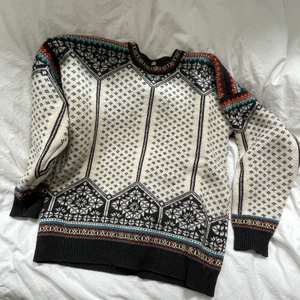 Stickad tröja - Retro stickad tröja i storlek M! Köpt secondhand men i fint skick ändå.💓