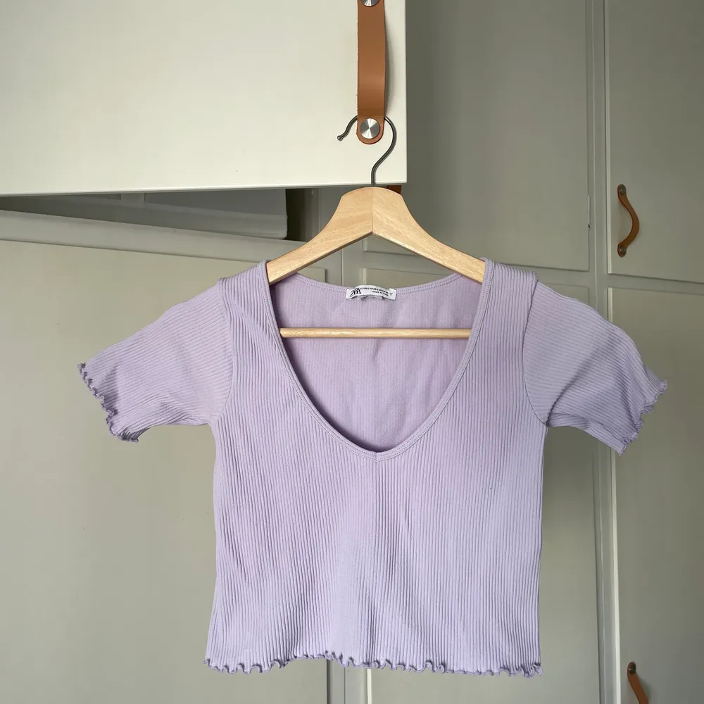 Croppad tshirt från Zara i lavendel-lila. Väldigt skönt ribbat material som formar sig utefter kroppsform. Toppar.