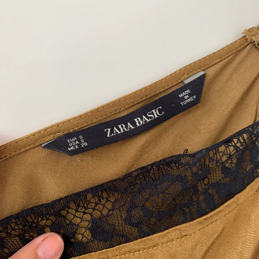 Ett linne från Zara, guld/brunt med spets detalj. Strl S, 80kr, frakt tillkommer!. Toppar.