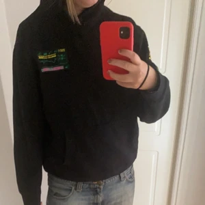 Svart Hoodie med tryck - Svart hoodie med tryck på ryggen från Forever 21 i storlek M med snygg luva.