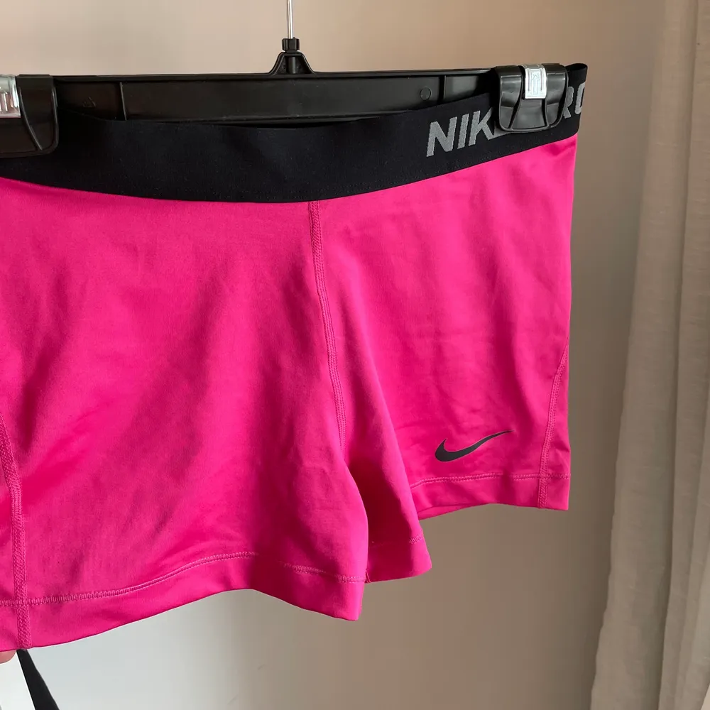 Shorts från NIKEpro. Superfin rosa färg med bred resår. Använda ett fåtal gånger. Shorts.