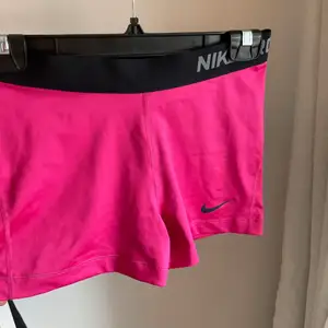 Shorts från NIKEpro. Superfin rosa färg med bred resår. Använda ett fåtal gånger