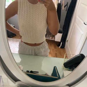 Beige topp!  - Säljer denna beiga topp från chiquelle! Har inte kommit till användning detta år så säljer den gärna vidare! Storleken är onesize men skulle ändå säga att den är ganska liten i storleken men har en stretchit tyg. Frakt tillkommer💕