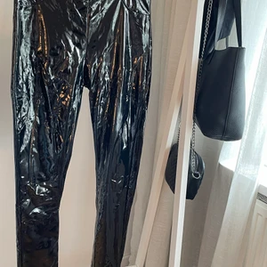 Lackbyxor - Högmidjade lackbyxor från Madlady. Köpta för 2 år sedan med använda ett fåtal gånger. I mycket fint skick