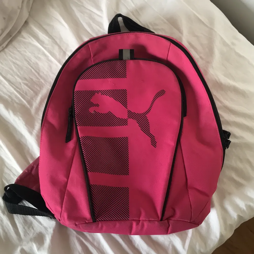 a cute and handy puma backpack with lots of space. it is in fine condition with some dirt and scratches.. Väskor.