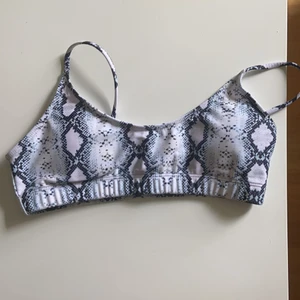 Bikini topp  - Bikini topp med snakeprint helt oanvänd pga för liten 