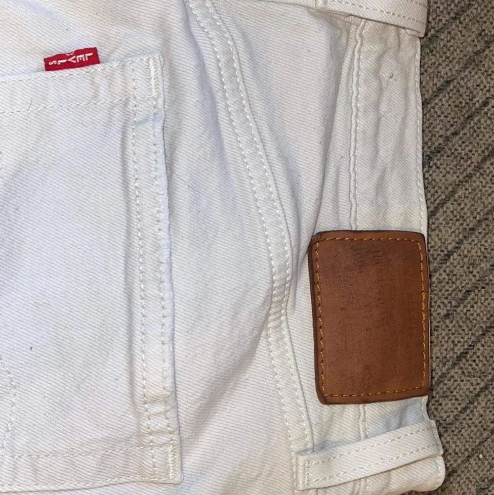 Säljer nu dessa vita Levis byxor då jag köpt dom i fel storlek. Använda 2/3 gånger. 400kr + frakt 62kr. Nypriset på dessa byxor är 1099. Vill ni ha bild på så är det bara att skriva privat. Jeans & Byxor.