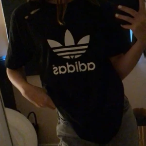 Svart adidas tröja  - Svart overzides tröja skulle säga att den passar Xs-M om du vill ha den värdigt stor så passar den även xxs🥰