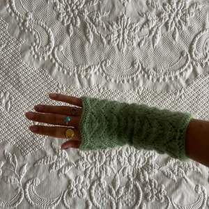 Handledsvärmare - Obs: de på bilden är sålda, kolla mina andra inlägg för fler färger🥰 Handstickade handledsvärmare i en SÅ fin och unik grön färg,  har tyvärr inte mer garn i denna färg så det här är det enda paret🐉💚💚 lite 70talsvibe🌞