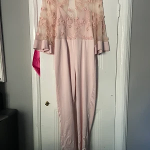 Asos rosa jumpsuit - En super elegant rosa jumpsuit från asos i storlek 38! Knappt använd och har inga repor. Den har en öppen rygg och en doppet där bak! Lätt att dra på och väldigt bekväm! Är villig att sälja för ett bilägare pris ifall man köper snabbt ❤️❤️