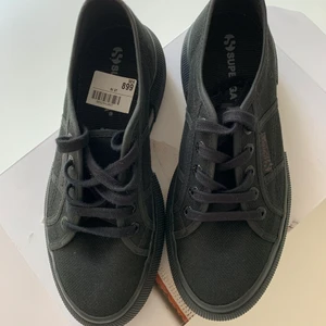 Superga sneakers  - Sprillans nya hel svarta sneakers från Superga. Stora i storleken så dessa som är 37 passar närmare 38. Nypris i butik: 899 kr