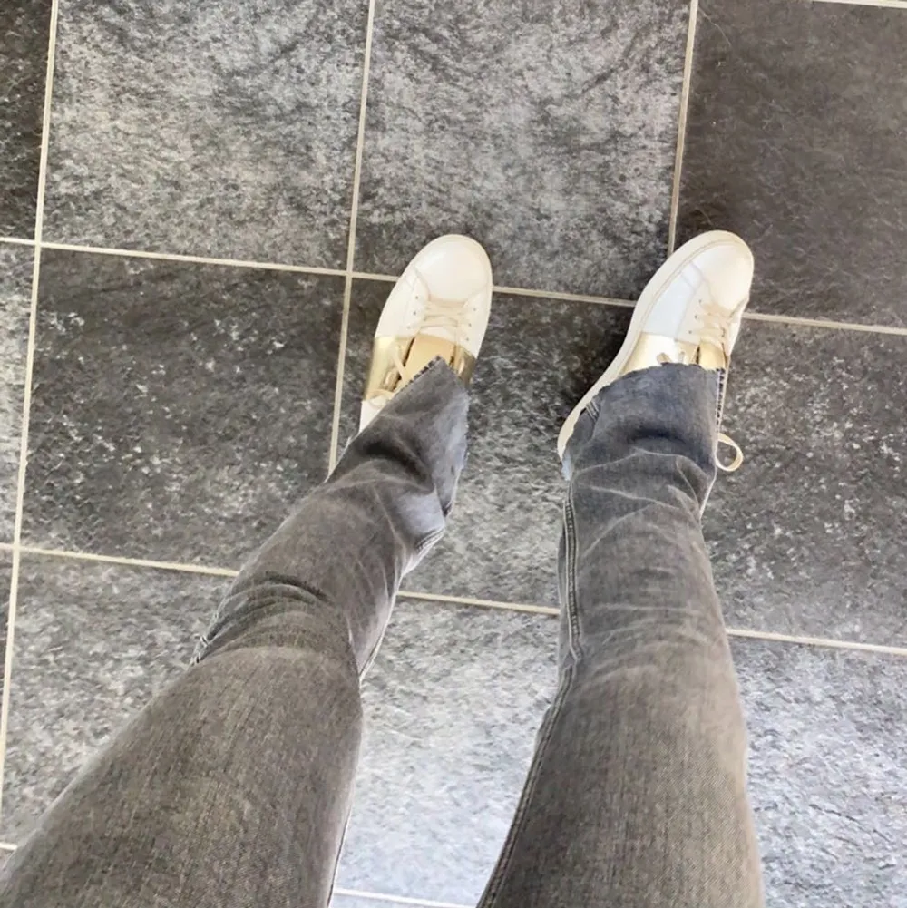Säljer dessa populära grå jeans som är i stl 38 men klippta där nere så passar mig som har 36 på andra zara jeans💘. Jeans & Byxor.