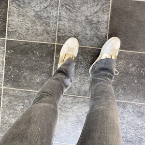 Zara grå jeans - Säljer dessa populära grå jeans som är i stl 38 men klippta där nere så passar mig som har 36 på andra zara jeans💘