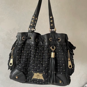 Juicy couture väska - En äkta juicy couture väska i jättebra skick! Inga defekter eller slitningar på den, säljer pga att den aldrig används. Kan tänka mig att gå ner i pris så buda gärna! Måtten är: längd 37 cm, höjd 28 cm och djup 15 cm 💖