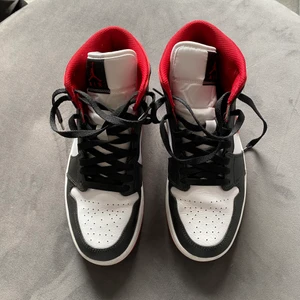 Ett par jordan 1 mids skit bra skick - Start pris 2250 men ni kan buda. Skriv privat om ni undrar något. Original box kommer med👍