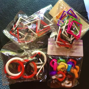 Plastörhängen 80-tal - 70 st totalt i olika färger och former