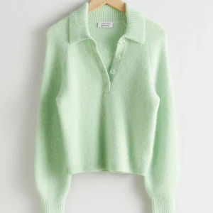 & Other stories tröja storlek S - Så fin tröja köpt på & other stories! Sparsamt använd därav i fint skick, kan skicka fler bilder om det önskas. Nypris var runt 700kr, köparen står för frakt. Betalning sker via Swish!