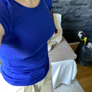 Hm linne  - Mörkblå linne/t shirt.  Vid fler bilder kom privat, säljer endast vid bra bud:)