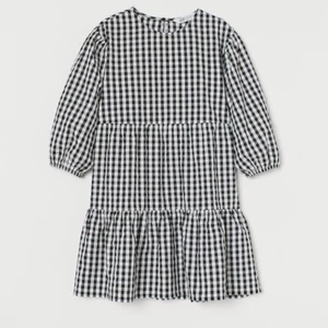 Rutig klänning - Säljer min söta rutiga klänning! Det är barnstorlek men passar mig som brukar ha xs-m i vanliga fall! Skriv för intresse eller frågor💗💗