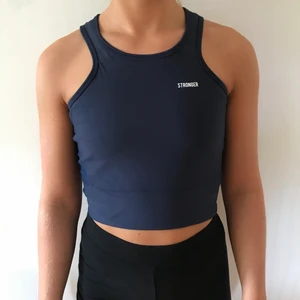 Marinblå sport crop top stronger  - Marinblå sport crop top från stronger i storlek medium. Aldrig använd 