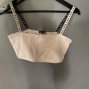 LXA topp - Skitsnygg topp från LXA i strl M. Säljes då den tyvärr inte kommer till användning längre🤍 frakt 24kr eller 66kr spårbart.