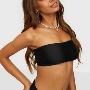 Bandeu bikini  - En svart bandeu bikini med knytning i bak. Bikinitoppen är från Nelly och endast använd ett par gånger. I storlek M 🥰 Säljer för 20kr + frakt 