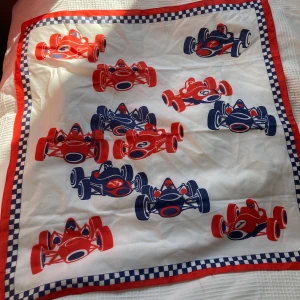 Scarf - Så fin scarf med super coolt print, köpt secondhand och går att använda både som topp och tofs🥰 60x60 cm säljer för 50kr + frakt💛