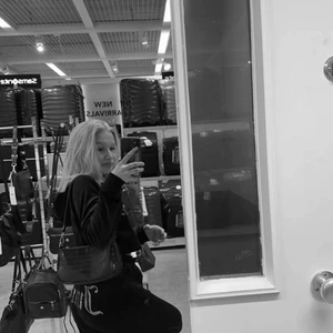 Juicy couture set  - Säljer mitt juicy det köpt i vintras för 1500kr säljer om jag får ett bra bud. Inte mindre än 1000 för både tröjan och byxorna. Köptes i vintras, använd 1 gång o inga fläckar hål osv. Byxorna är S (passar mej som har XS) och tröjan S. Tveka inte att skriva om fu är intresserade och kom med vilka bud som helst! Säljer direkt om jag får ett bra bud💕 (kan sälja hoddie för 450+ frakt)