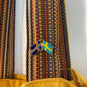 Island/Sverige enamel pin 