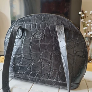 Mulberry vintage black leather - Äkta Mulberryväska. Höjd 28 cm, bredd 28 cm, djup 14 cm, höjd inkl handtag 60 cm. Serienummer 994889. Gott skick, fodral såväl som innerfoder och dragkedjor. Pris kan diskuteras!