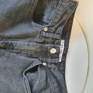 snygga grå-svarta tighta högmidjade jeans från NA-KD i stlr 32
