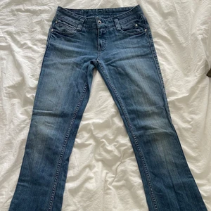 Lågmidjade blåa jeans - Blåa trendiga lågmidjade jeans från bondelid! Jättebra skick, nästan aldrig använda🎸säljs för 350