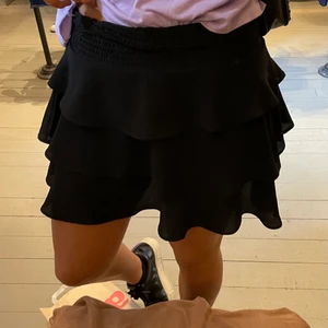 Volang-Kjol - Fin volangkjol som funkar till både fest och vardag, även snyggt med ett par tights till. Storlek S men funkar för både Xs/M, köpt på Veromoda. Säljer för 120kr och pris kan diskuteras.