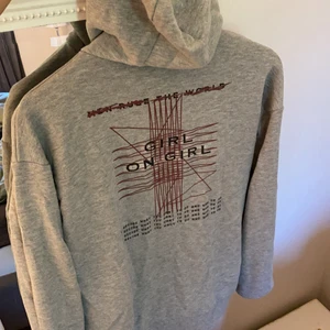 Hoodie NA-KD  - Super skön grå hoodie med ett peppande motiv ✨ Nästan aldrig använd och är i storlek XS men skulle säga att den passar en S också 😇 tänker mig 60kr plus frakt 📦 