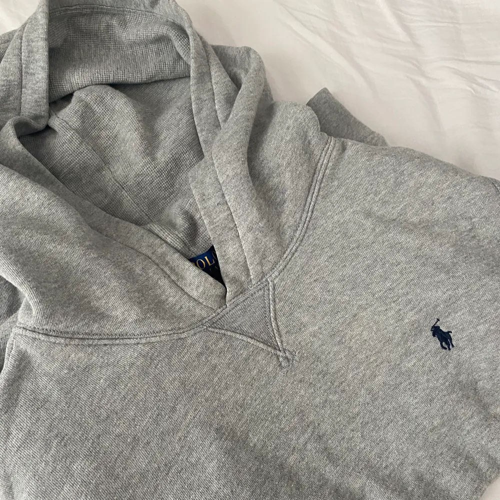 Hoodie från Ralph Lauren, står storlek 14-16 men uppskattar den som en xs. Köpt för cirka 3 år sedan men har inte blivit använd sedan början på 2019, så jättefint skick! 200 kr + 79kr frakt🥰🥰. Tröjor & Koftor.