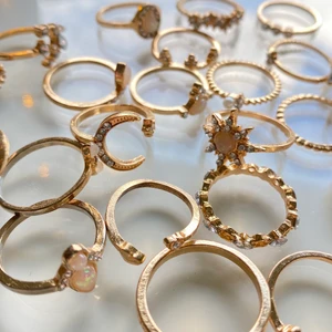 28st ringar guldfärgade  - Ett kit med 28st snygga guldfärgade ringar <3 Storlekarna är lite olika så dem passar olika fingrar 💛 Frakt tillkommer! (100kr för alla)