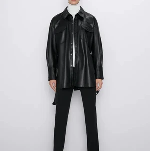 Faux läderjacka från ZARA - Snygg jacka från ZARA i fejkläder. Endast testad. Köpre står för frakt 🖤