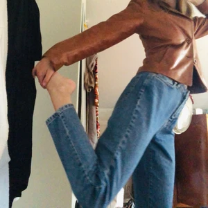 mom jeans - mom jeans i fint använt skick. lite kortare modell. mindre slitningar vid kanten. dma för fler bilder! 