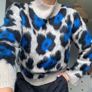 Suuper mysig stickad tröja! Blått leopard mönster och fluffigt tyg! Hög i kragen