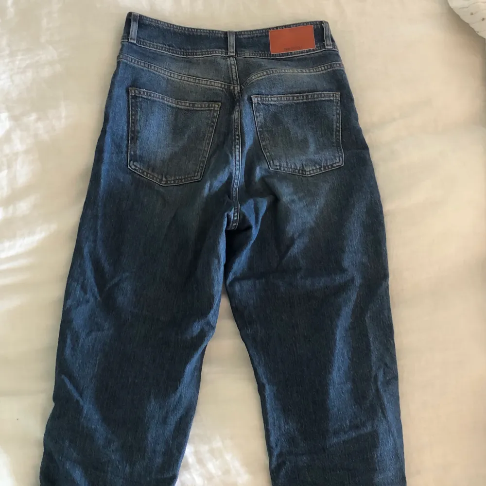 Säljer ett par mörkblå jeans köpta från Zara för ungefär ett år sedan, och är bara använda några få gånger. De har inga defekter, utan säljer dem bara pågrund av att jag köpte dem i fel storlek (för stora för mig). De är hyfsat långa i benen och de är väldigt högmidjade. Jag säljer de för 200kr. Frakt tillkommer och betalningen sker via swish💘💘. Jeans & Byxor.