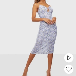 Klänning - Nyinköpt och oanvänd klänning.