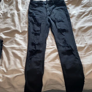 Dividend jeans HM strl 38 - Svarta jeans från HM ”slitna” på framsidan. Strl 38 men lite små i strl. Använda 1 gång. Lite stretch. Mellanhög midja.