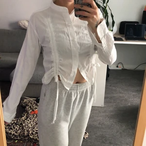 Unik skjorta - Unik skjorta thrift-flippad från en herrskjorta till en storlek 38/36 croppad skjorta med dragsko i fram som man kan justera som man vill. Sydde den då ”originalet” kostade 2000kr (minns inte vilket märke dock). Proffessinellt sydd, inget skit-jobb! 🥰 200kr, köparen står för frakt