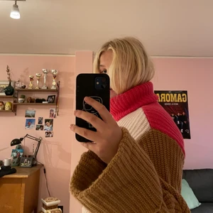 Stickad tröja  - Säljer denna mysiga stickade tröja från H&M i storlek 36. Suuuuper mysig, galet varm och såååå snygg! 