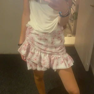 Kjol - Kjol med voland och blommor, finns en dragkedja