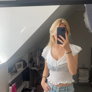 Volangtopp  - Volangtopp med ribbad del vid mage. Justerbar i rygg 