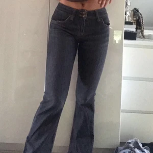 Low waisted jeans  - Ett par snygga low waisted jeans i en mörkare färg. Ner till är det lite Bootcut (svänger ut nertill). Dem sitter på jätte fint och har även stretch. Waist-27. Helt nya med etiketten kvar💖