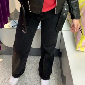 Jeans - säljer mina svarta jeans som ja köpte i sthlm förra året, köptes för 400kr